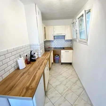 Spacieux 65m2, Avec Piscine Et Parking